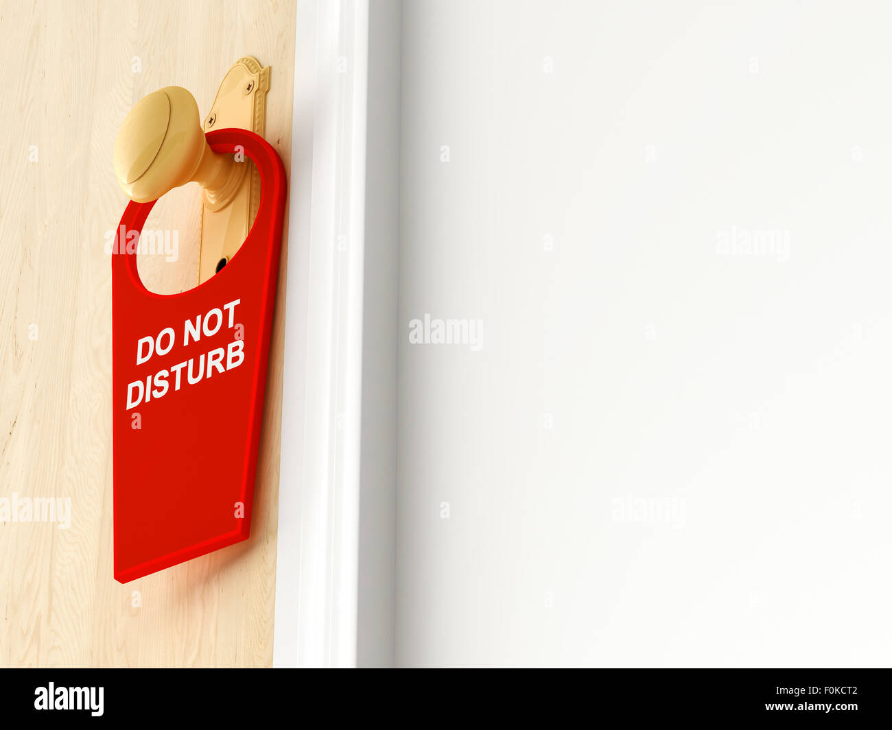 Tag mit "Bitte nicht stören" an die Türklinke hängen Stockfoto
