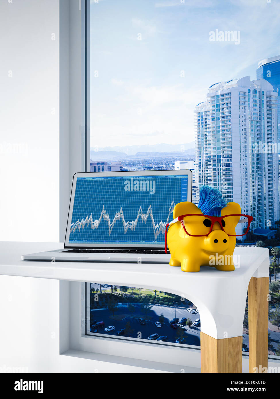 Glückliches Sparschwein vor Laptop zeigt Börsenkurs Stockfoto