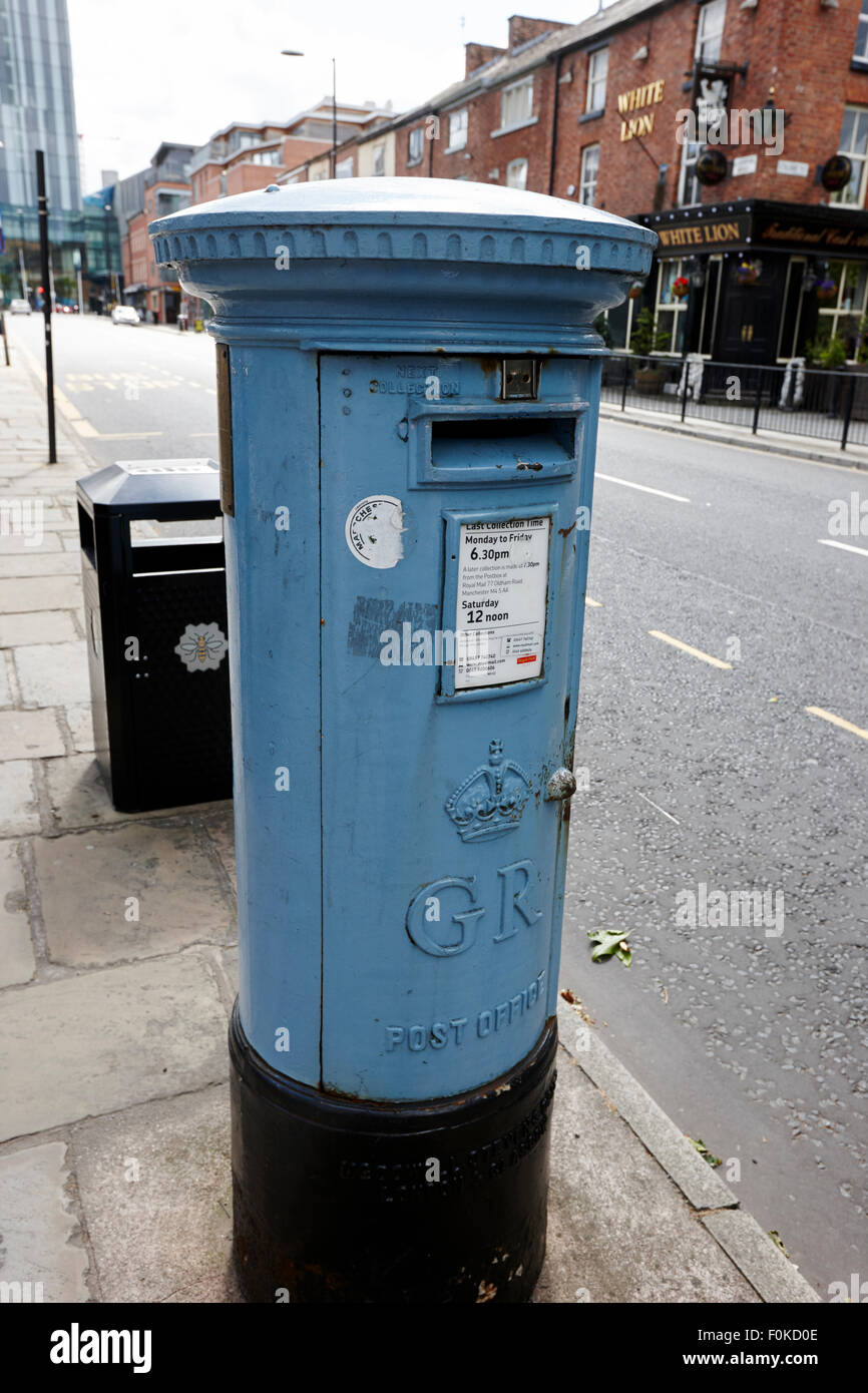 Briefkasten in blau, ein Spezialist für Luftpost Kästchen auf Manchesters Liverpool Street uk bedeuten lackiert Stockfoto