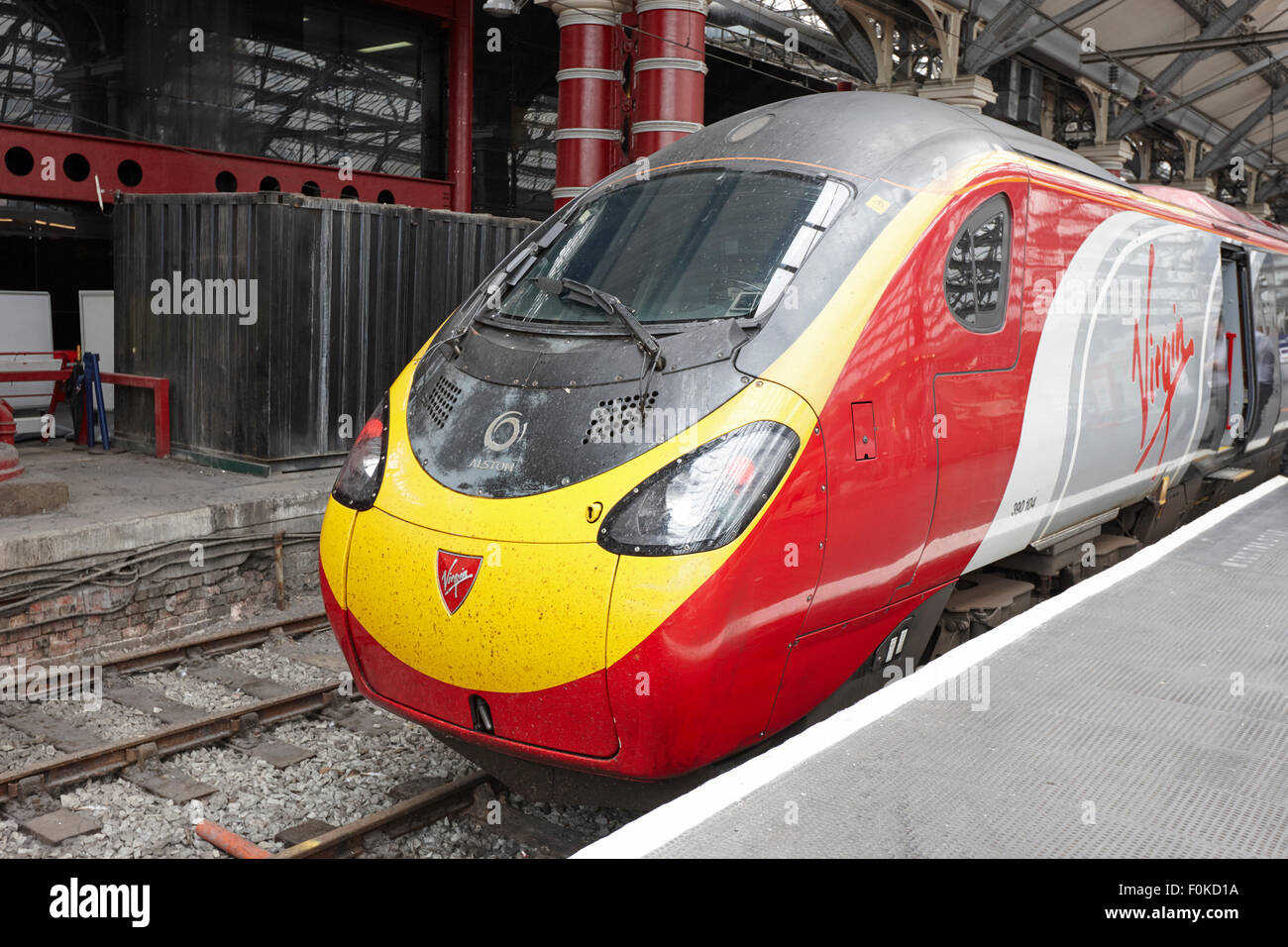 Jungfrau-Züge Alstom Pendolino trainieren 390104 an Liverpool Lime street Station England UK Stockfoto