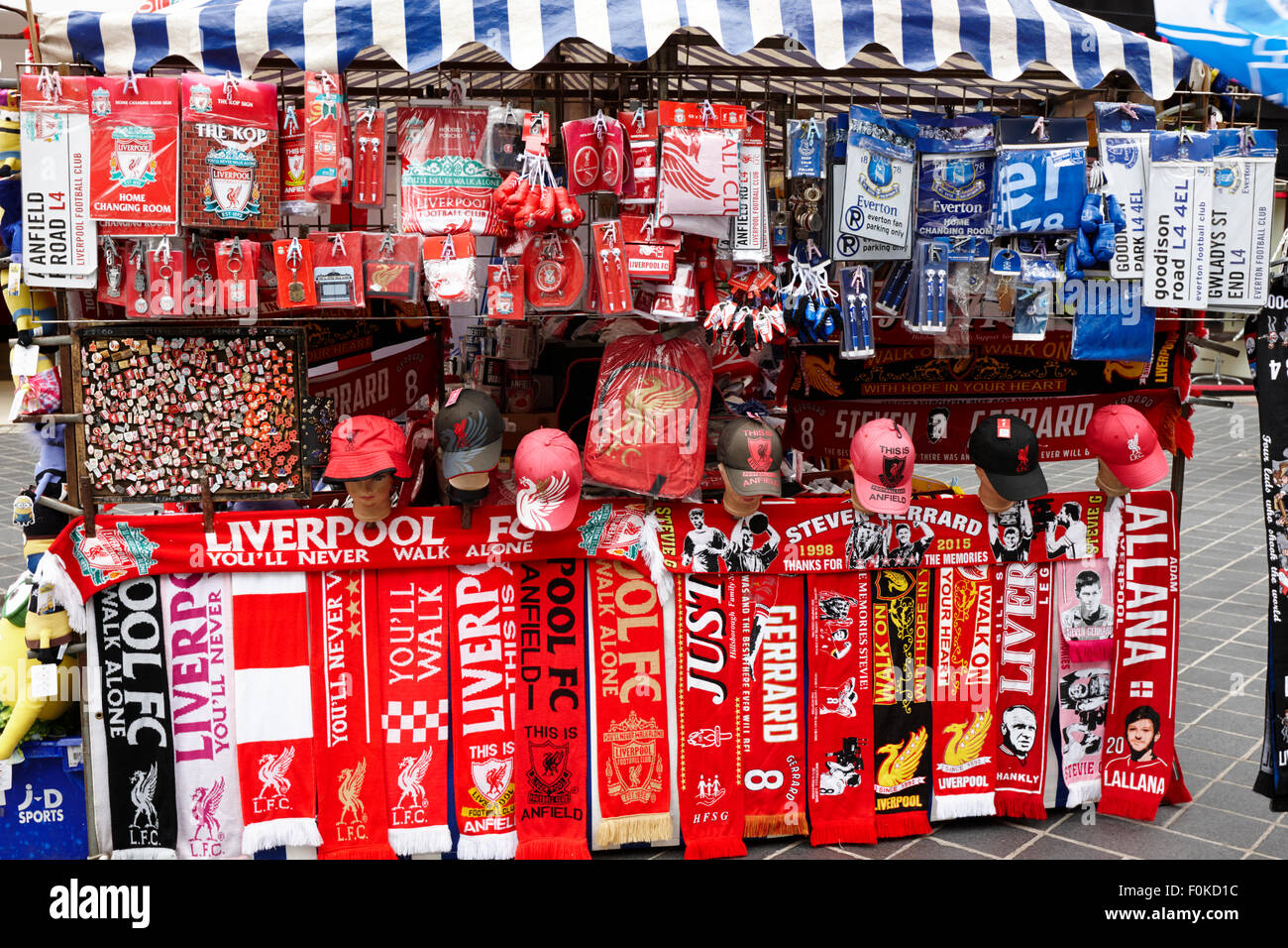 Liverpool und Everton Football Club Schals zu verkaufen England UK Stockfoto