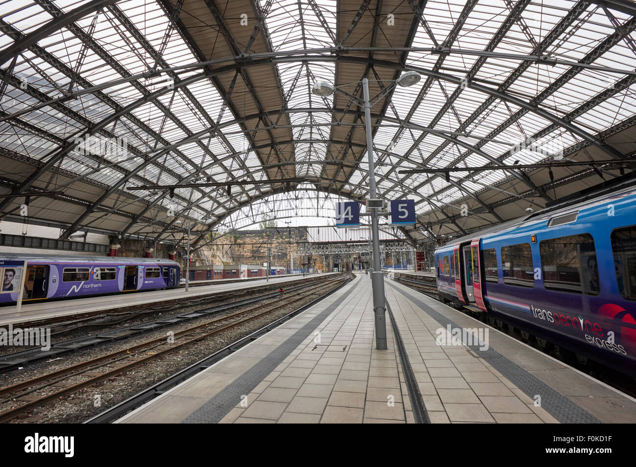 Plattformen in Liverpool Lime Street station England UK Stockfoto