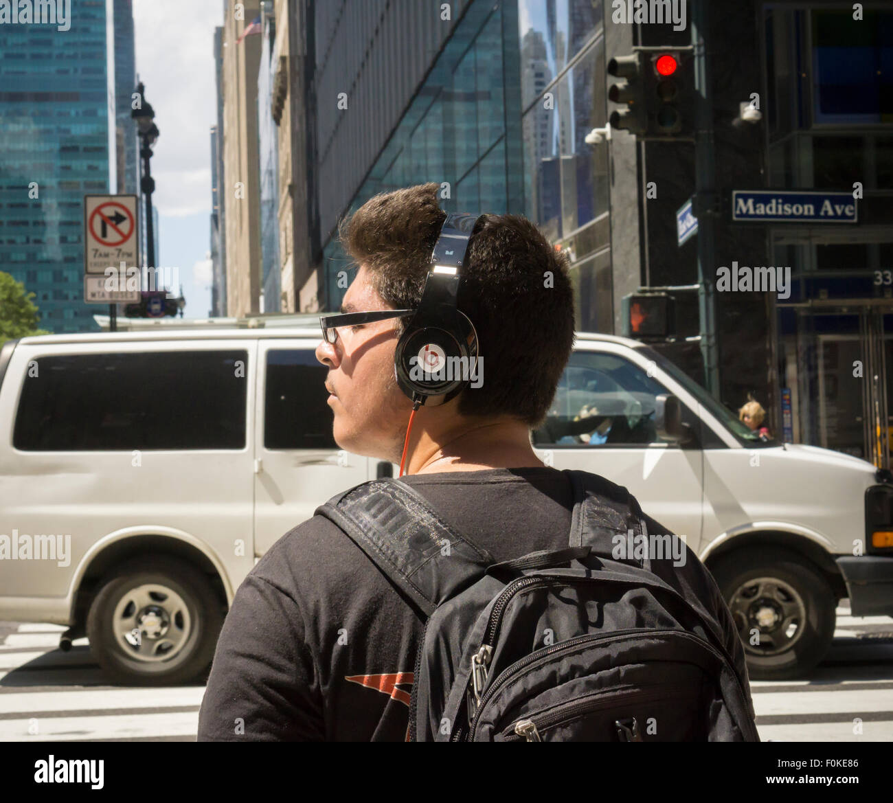 Ein junger Erwachsener tragen seine Beats-Kopfhörer in New York auf Mittwoch, 12. August 2015.  (© Richard B. Levine) Stockfoto