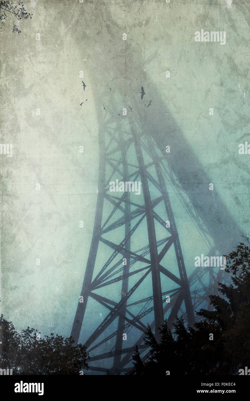 Silhouette der Muengsten Brücke im Nebel, Struktureffekt Stockfoto
