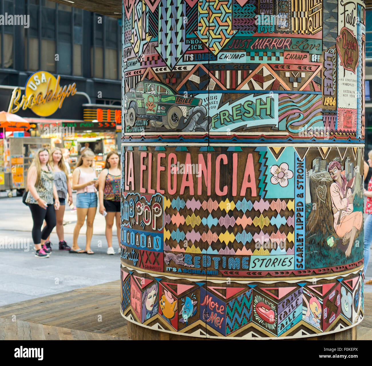 Detail der "FAILE: wollen Sie" auf dem Times Square in New York am Montag, 17. August 2015. Die Installation, die asiatischen Gebetsmühlen mit Designs inspiriert von Times Square Geschichte reimagines ist durch die Künstler Zusammenarbeit FAILE, Patrick McNeil und Patrick Miller. Die Skulptur im öffentlichen Raum werden auf dem Display bis zum 1. September und läuft gleichzeitig mit FAILE Ausstellung im Brooklyn Museum. (© Richard B. Levine) Stockfoto