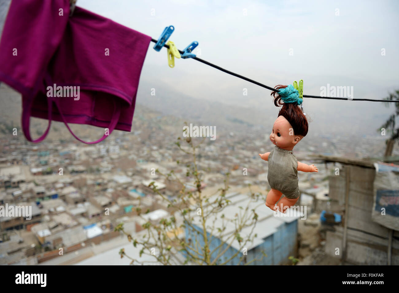 Peru, Lima, Huaycan, Puppe Wäscheleine hängen Stockfoto