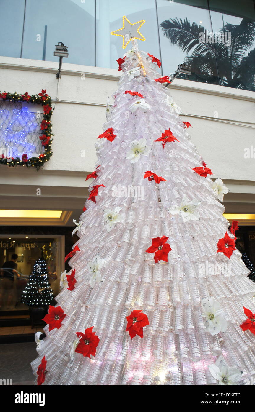 Weihnachten Baum aus leeren Plastikflaschen Stockfoto