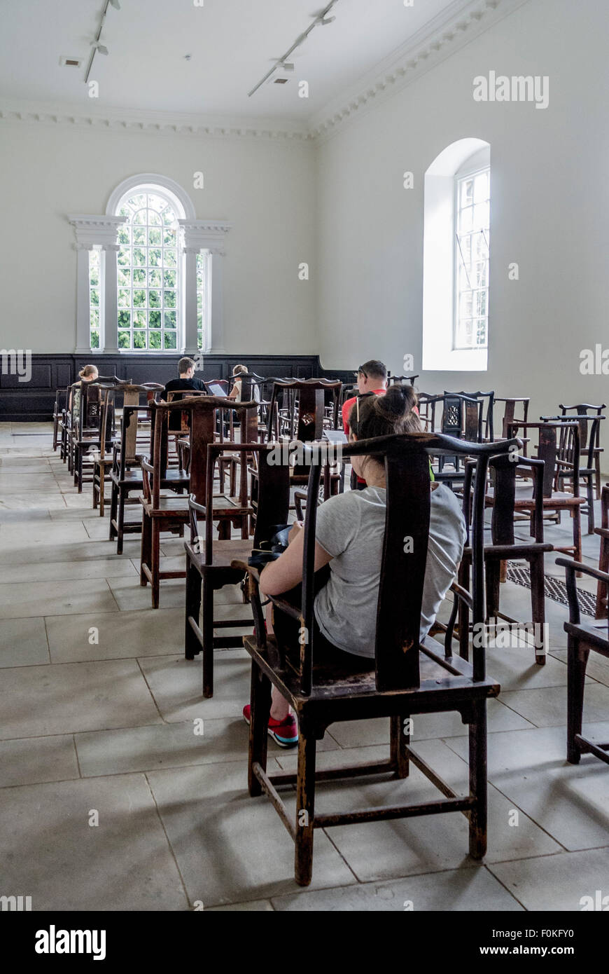 Yorkshire Sculpture Park. Ai Weiwei Ausstellung. Märchen-1001 Stühle in der Kapelle Stockfoto