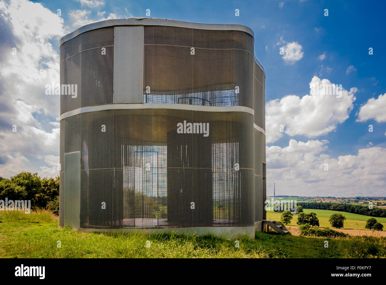 Installation am Yorkshire Sculpture Park von deutschen Künstlern Wolfgang Winter und Berthold Horbelt.  Korb #7. Oxley Bank, 2004. Stockfoto