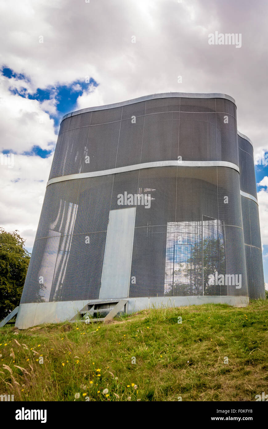Installation am Yorkshire Sculpture Park von deutschen Künstlern Wolfgang Winter und Berthold Horbelt.  Korb #7. Oxley Bank, 2004. Stockfoto