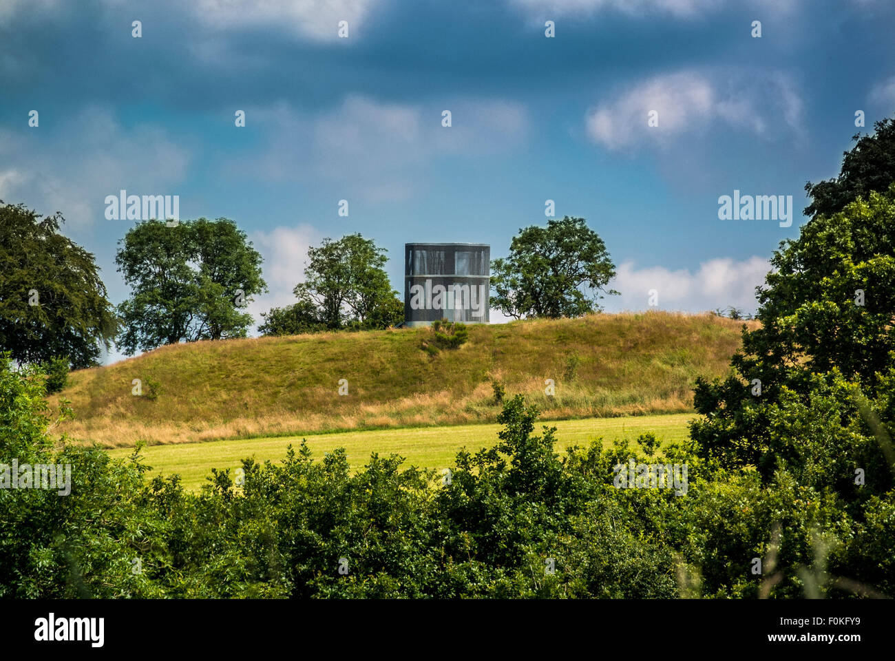 Installation am Yorkshire Sculpture Park von deutschen Künstlern Wolfgang Winter und Berthold Horbelt.  Korb #7. Oxley Bank, 2004. Stockfoto