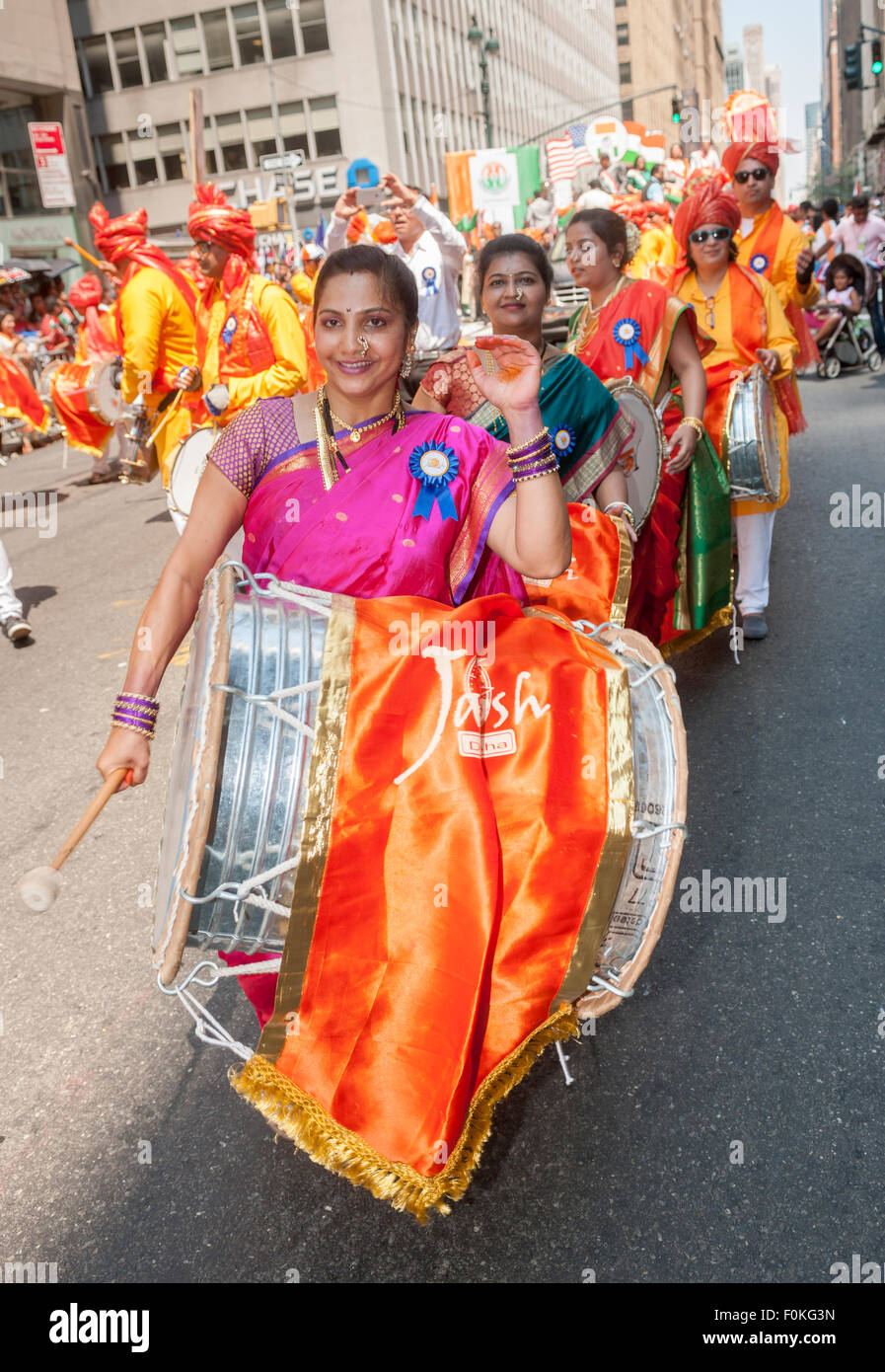 Trommler aus einer indisch-amerikanische Tanzgruppe führen bei der indischen Independence Day Parade am Madison Ave.in New York auf Sonntag, 16. August 2015.  Jetzt feiert die Parade im 35. Jahr den 68. Jahrestag der Teilung Indiens von der britischen Herrschaft am 15. August 1947. (© Richard B. Levine) Stockfoto