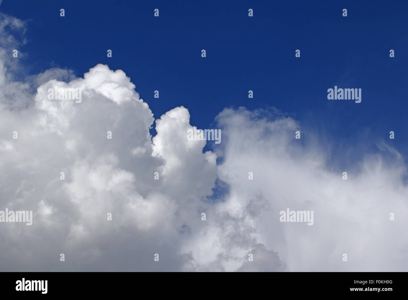 Cumulus Nimbus Gewitterwolken gegen blauen Himmel Stockfoto