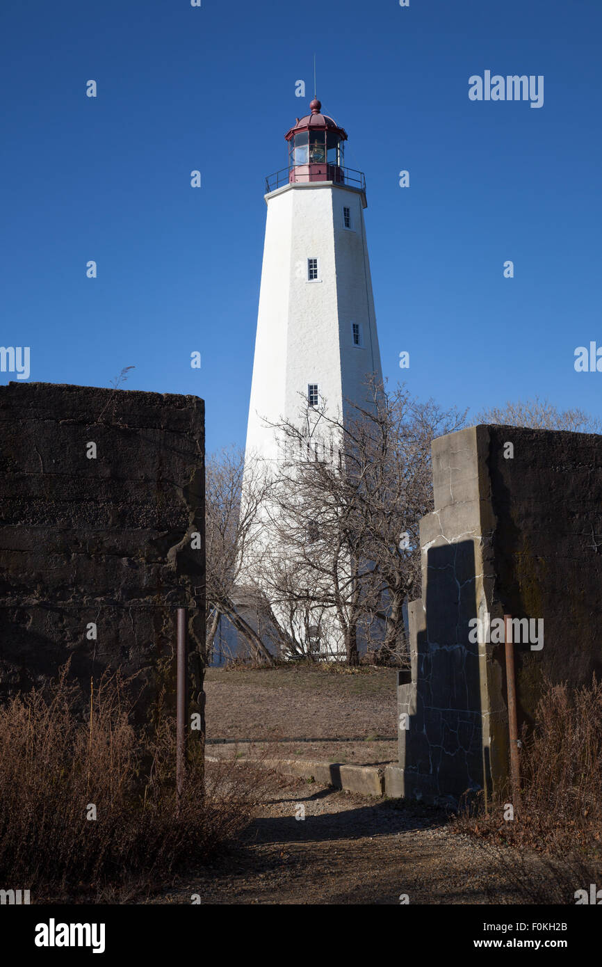 Sandy Hook Licht auf Fort Hancock, New Jersey, ist der älteste Leuchtturm der Arbeiten in den Vereinigten Staaten. Stockfoto