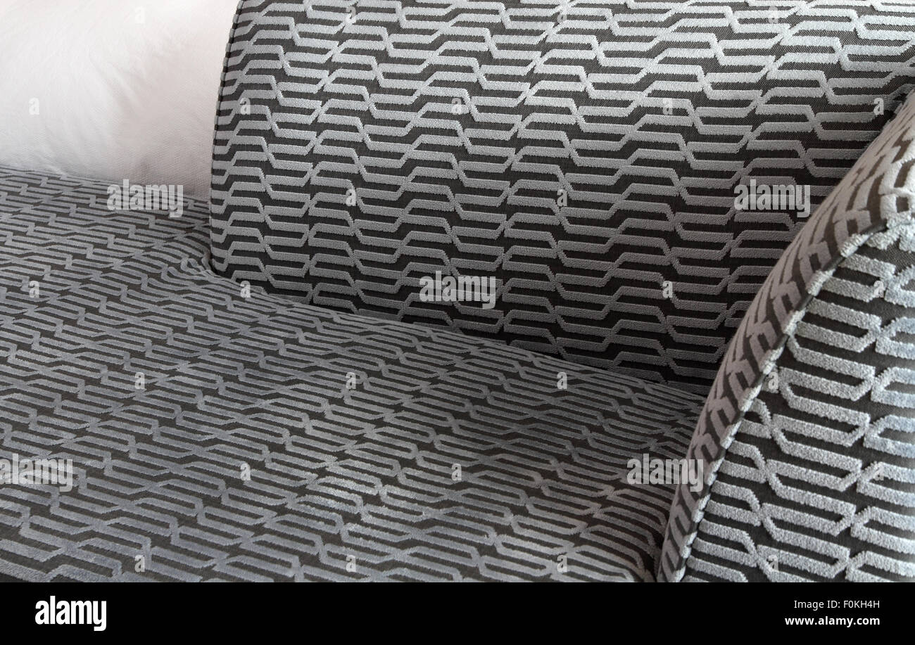 graue und schwarze Link-Design auf Sofa-Bett Stockfoto