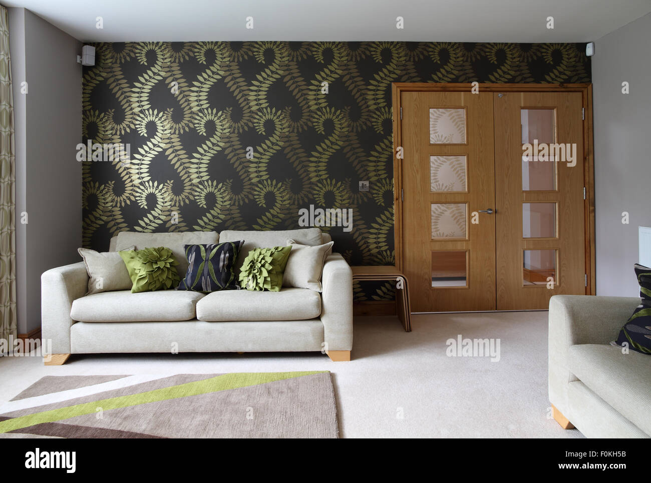 Moderne Wohnzimmer/Wohnzimmer mit doppelten Türen, große print Tapeten und abstrakte Teppich Stockfoto