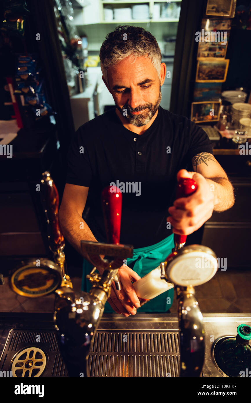 Mann Tippen Bier in einem irischen pub Stockfoto