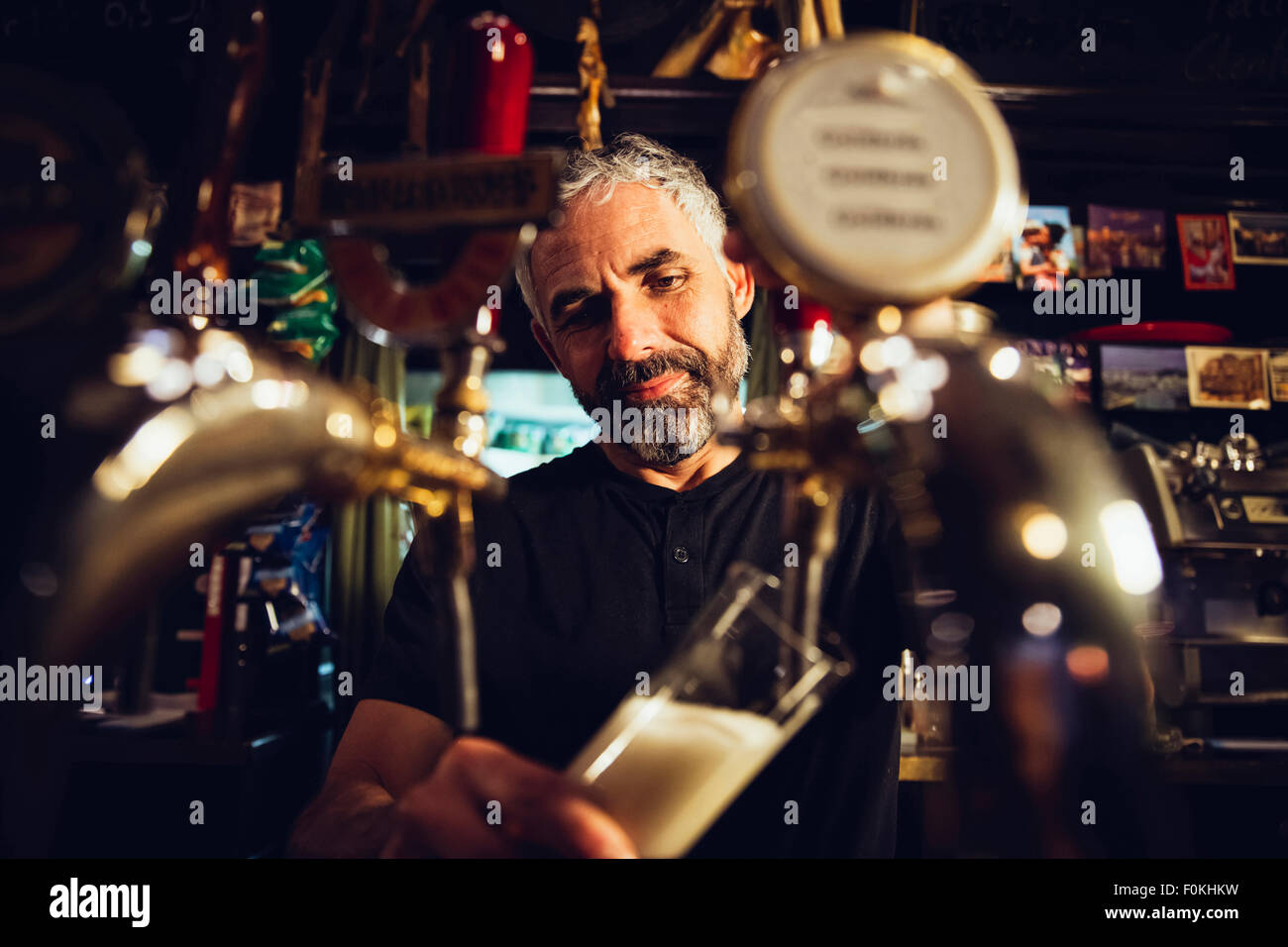 Mann Tippen Bier in einem irischen pub Stockfoto