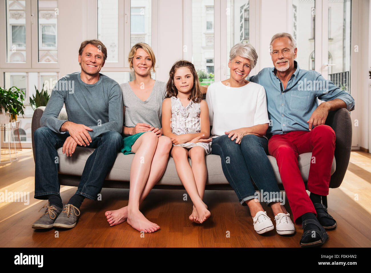 Gruppenbild von drei Generationen Familie sitzt auf einer couch Stockfoto