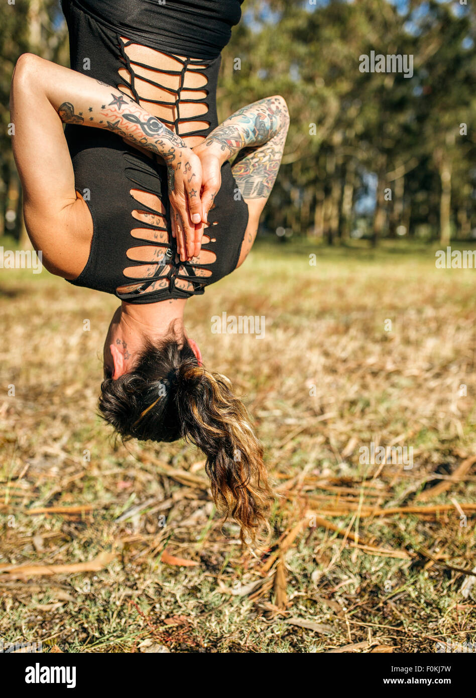 Spanien, Villaviciosa, Frau aerial Yoga im Freien zu praktizieren Stockfoto