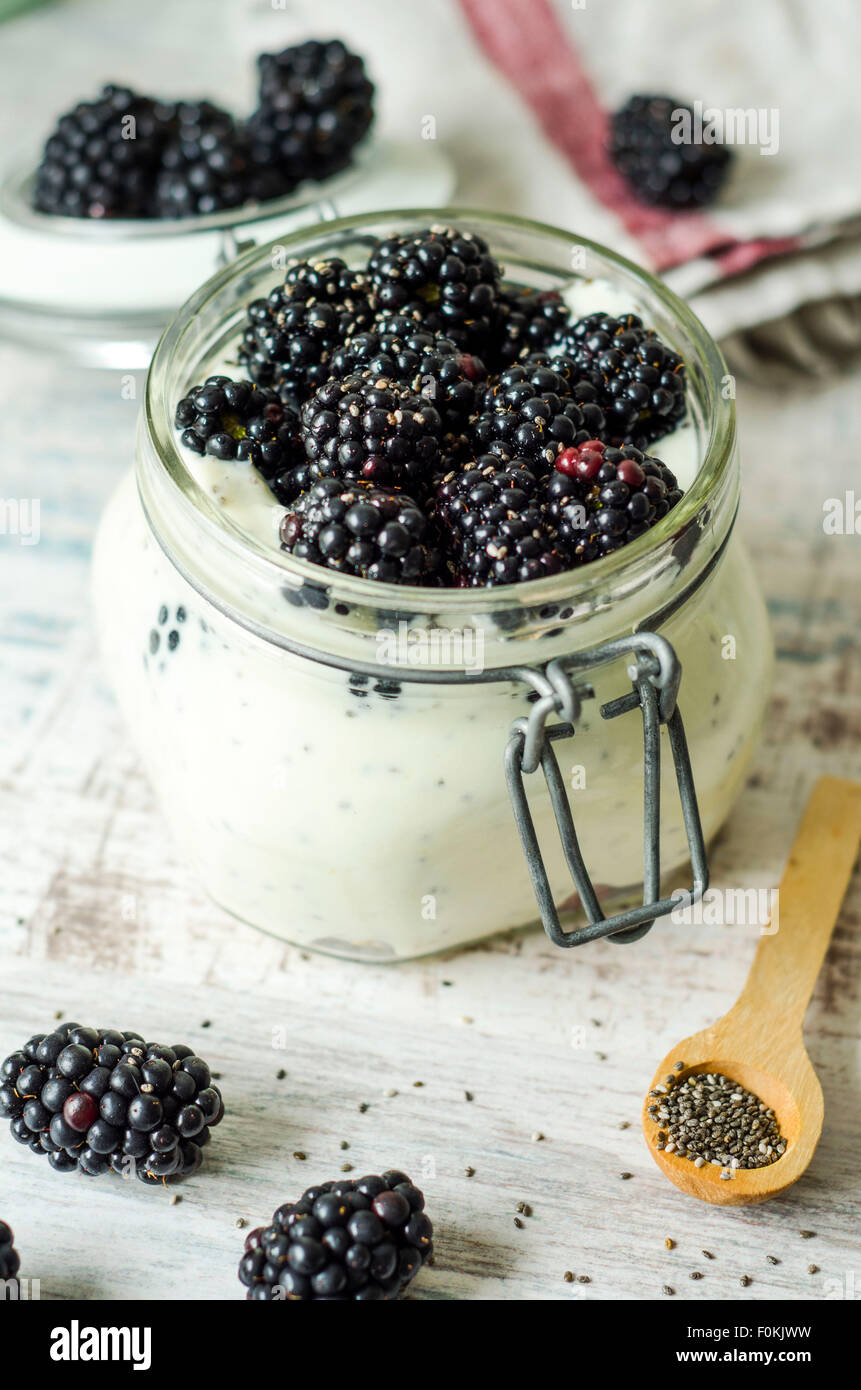 Glas von Chia Pudding mit Naturjoghurt und Brombeeren Stockfoto