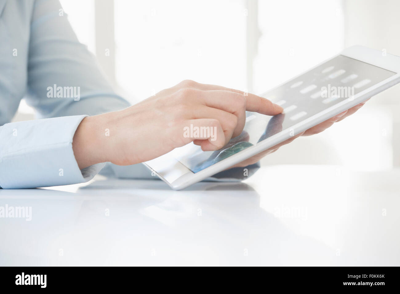 Nahaufnahme von Frauenhand mit digital-Tablette Stockfoto