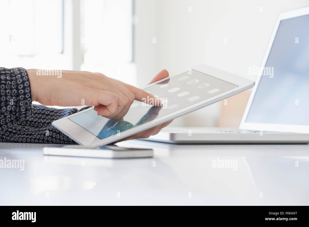 Nahaufnahme von Frauenhand mit digital-Tablette Stockfoto