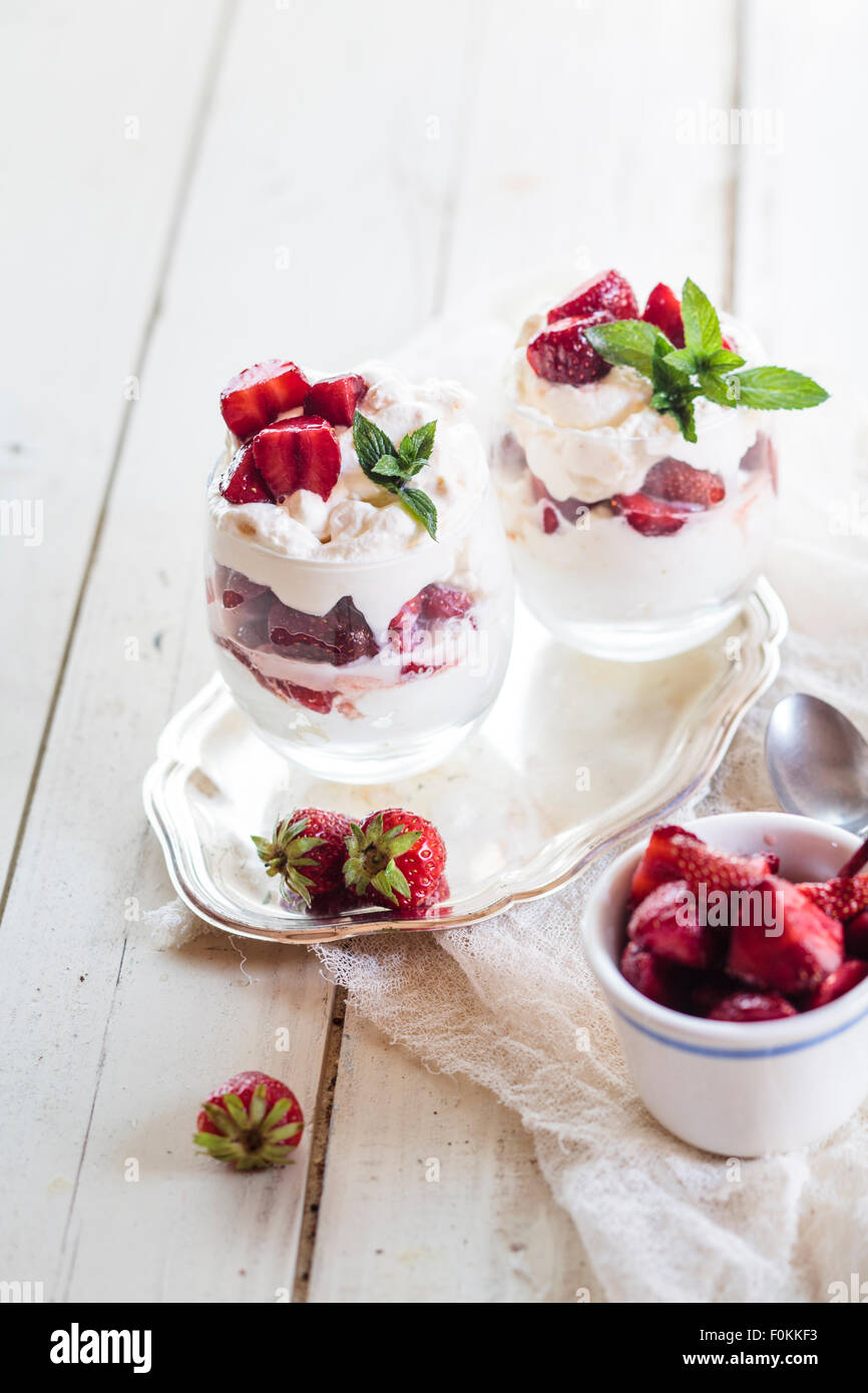 Eton Mess, verankerten englische Dessert, Mischung aus Erdbeeren, Baiser und Sahne Stockfoto