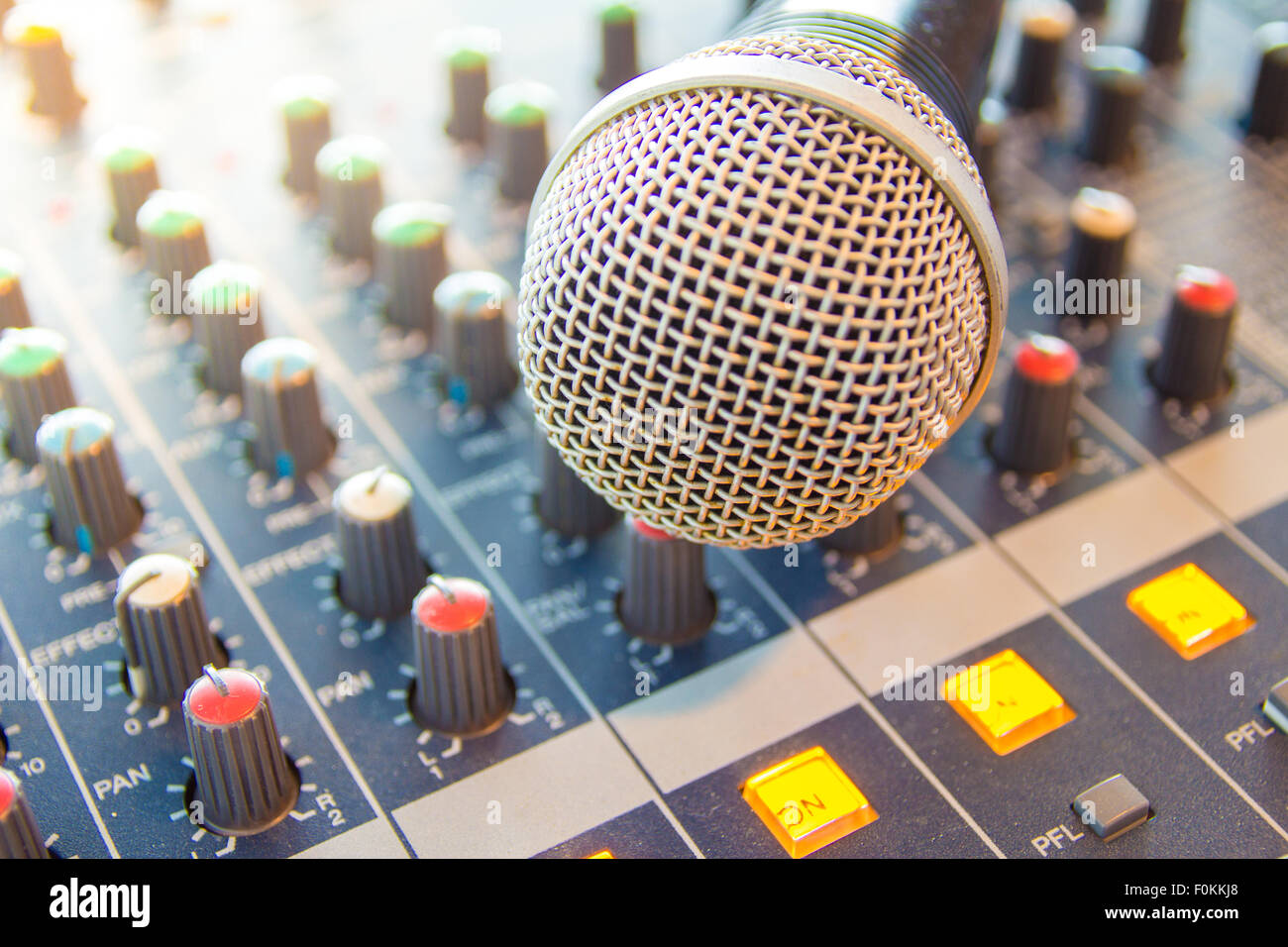 Vintage-Stil hinter den Betrieb für Meetings und Schulungen für Unternehmen-Entwicklung-Mikrofone und Mischpult audio-Signale. Stockfoto