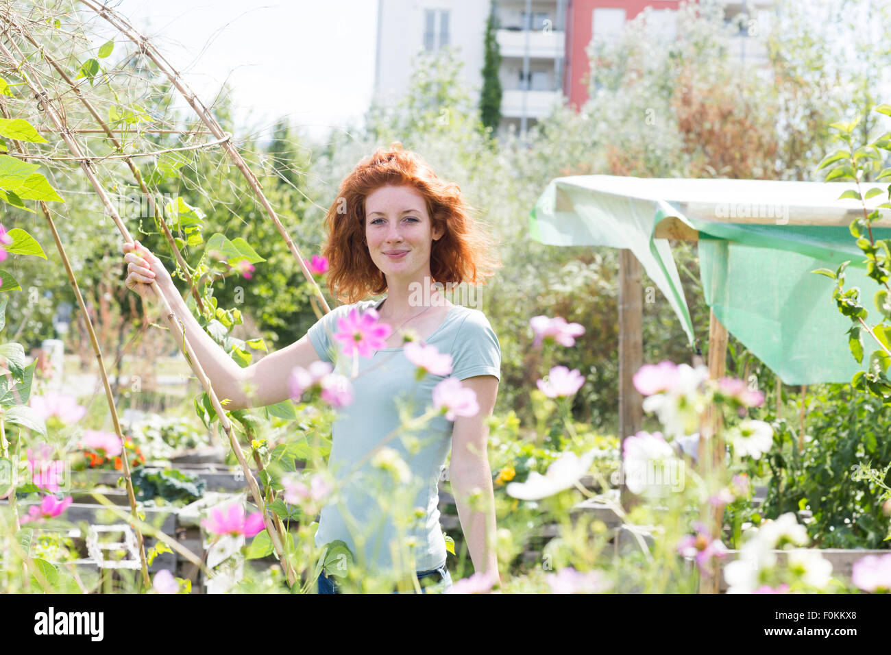 Junge Frau, die Gartenarbeit, urban gardening Stockfoto