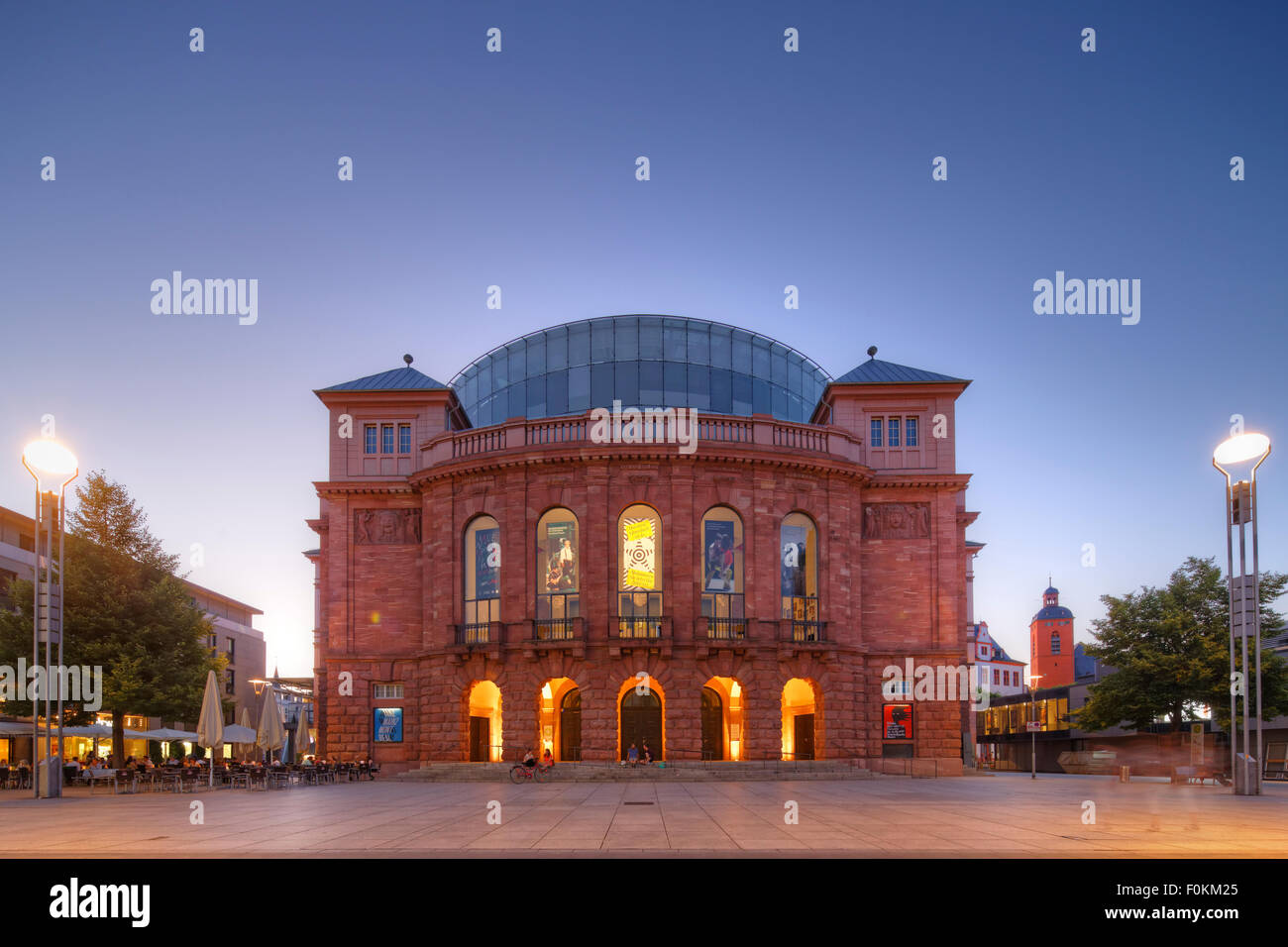 Deutschland, Mainz, Blick zur beleuchteten Staatstheater am Gutenberg Platz Stockfoto