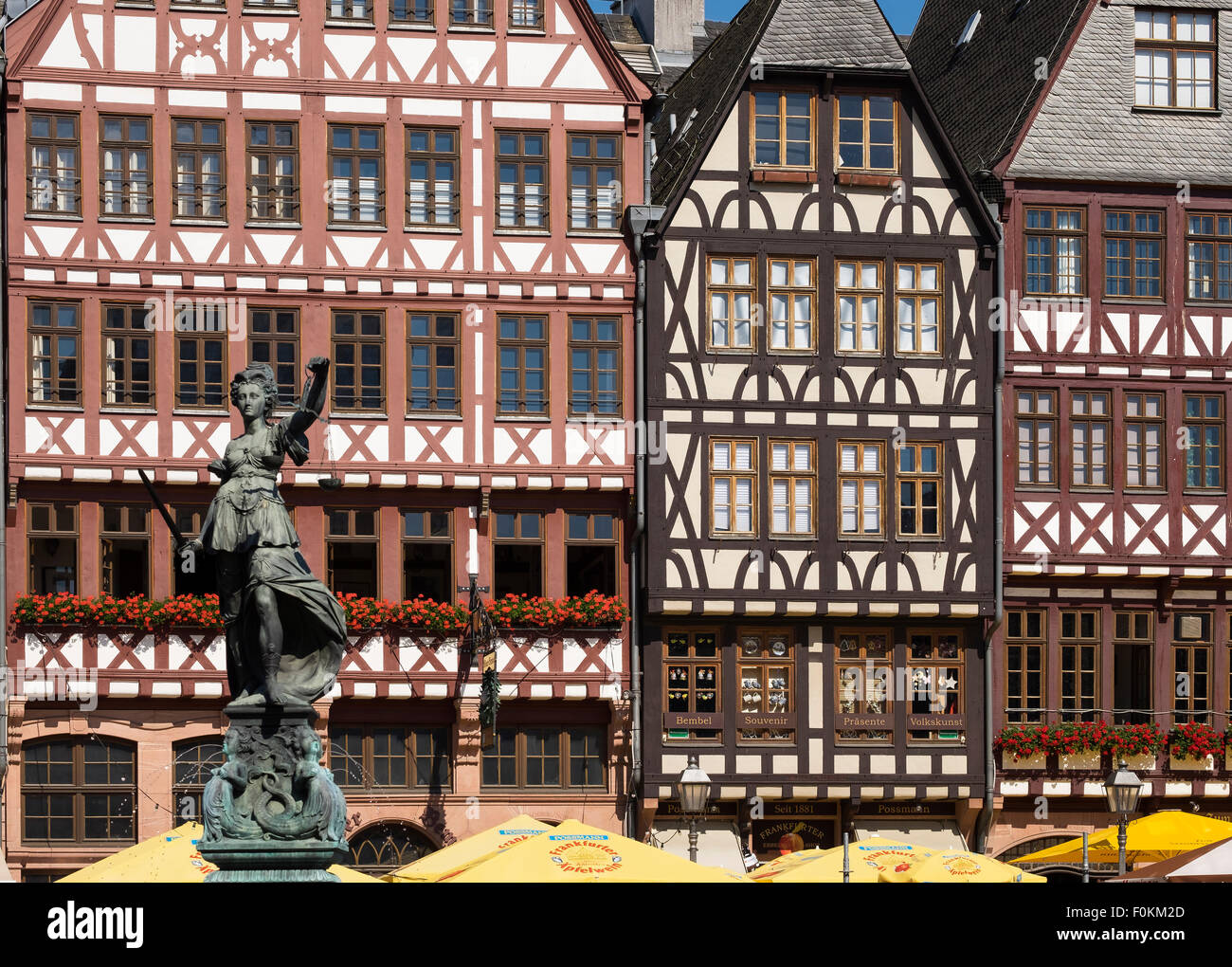 Deutschland, Frankfurt, Nicolaikirche, Fountain of Justice vor Fachwerkhäusern Stockfoto