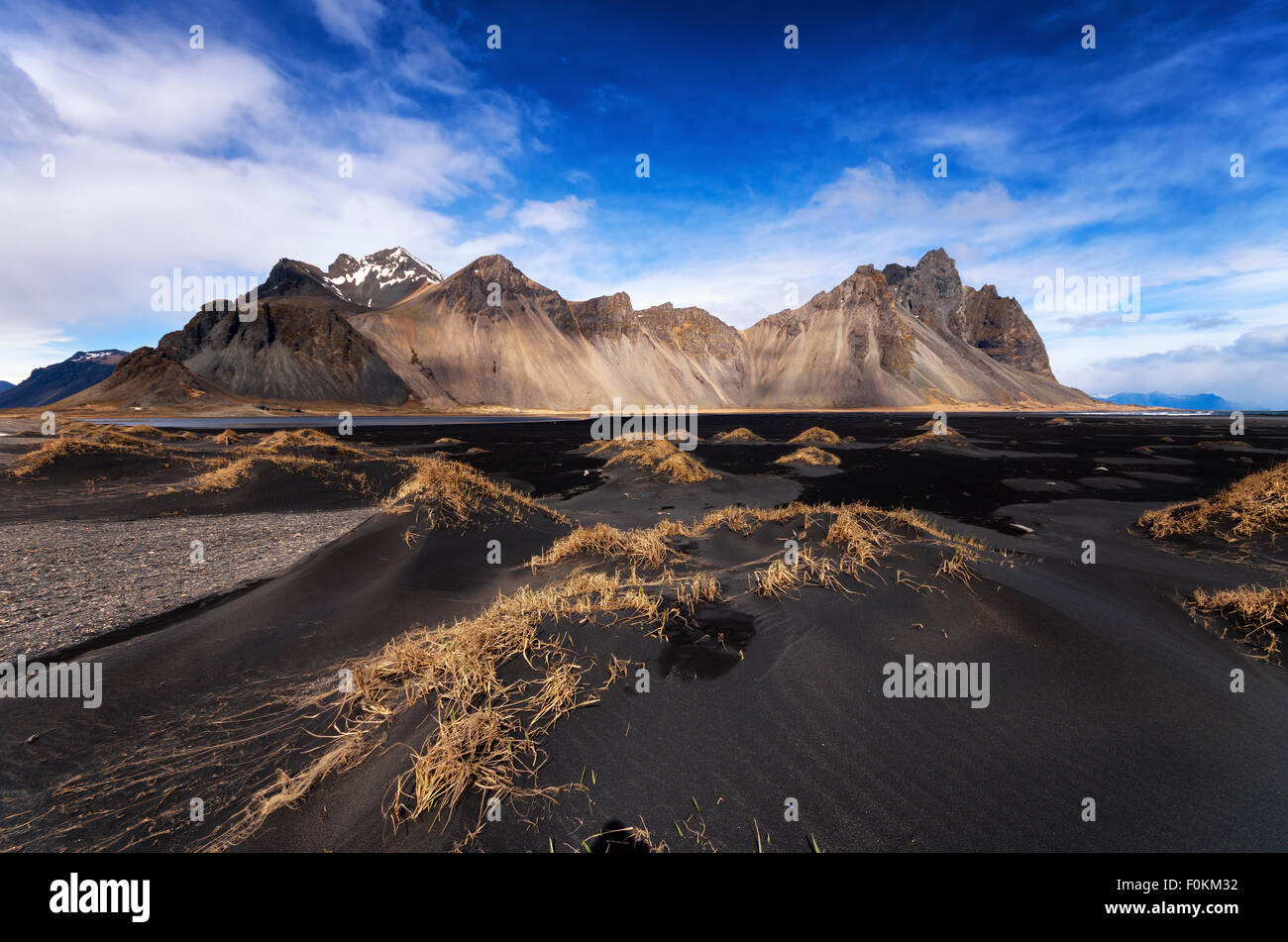 Island, Stokknes, Vestrahorn Berge, schwarze Sandstrand Stockfoto