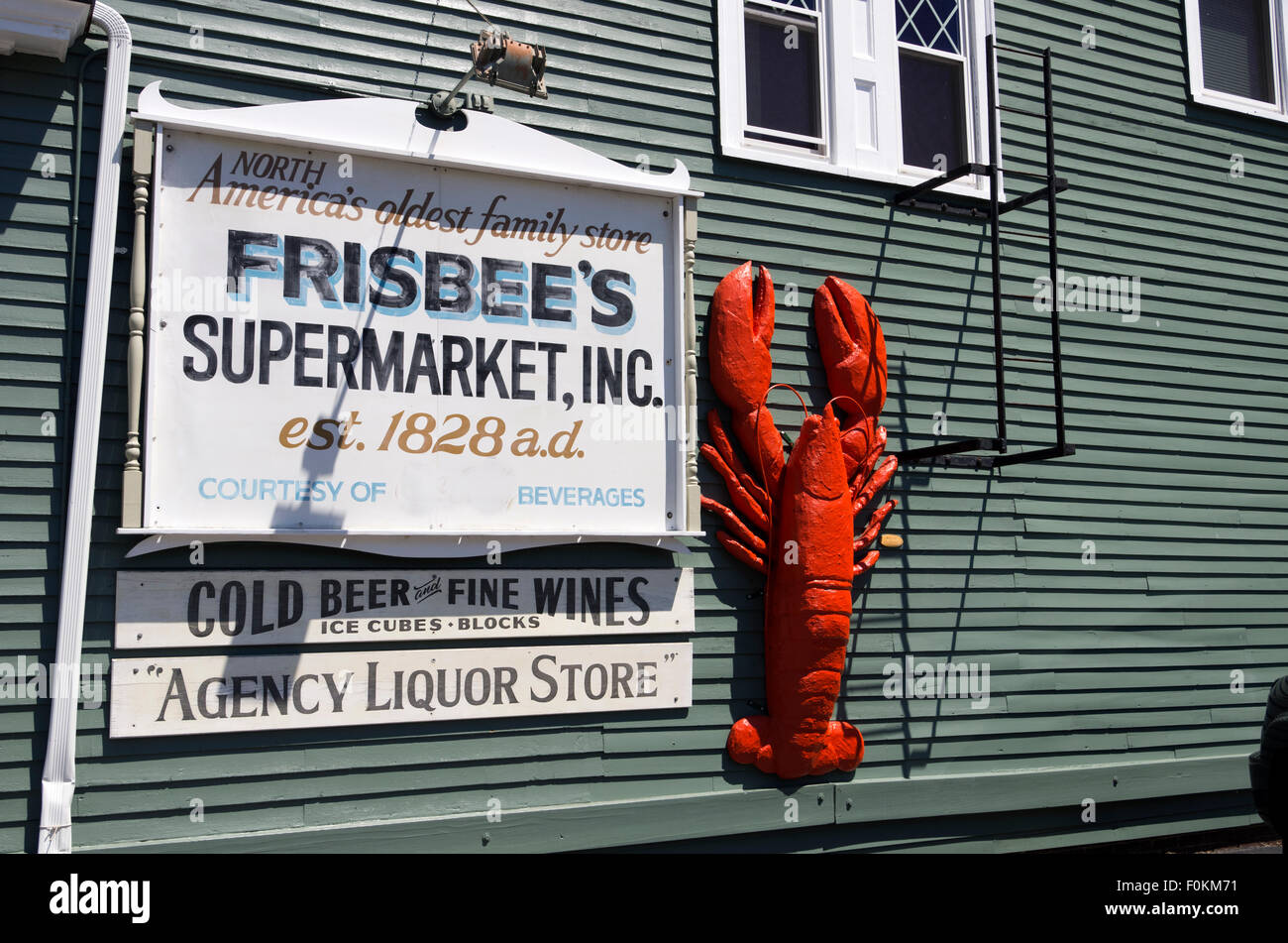 Übergroße Hummer hängt an der Wand des grauen Schindeln Gebäude der Frisbee-Markt Stockfoto