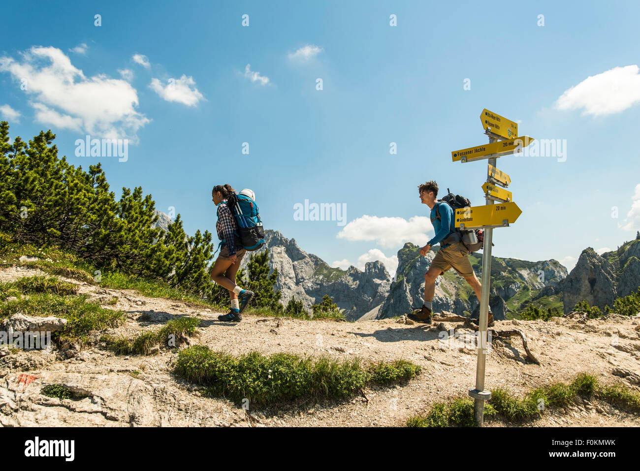 Österreich, Tirol, Tannheimer Tal, junges Paar auf Bergweg Wandern Stockfoto