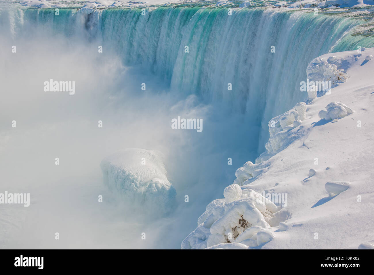 Eine teilweise gefrorenen Hufeisenfälle Einlagen 600.000 Gallonen pro Sekunde in den Niagara River in Niagara Falls, Kanada. Stockfoto