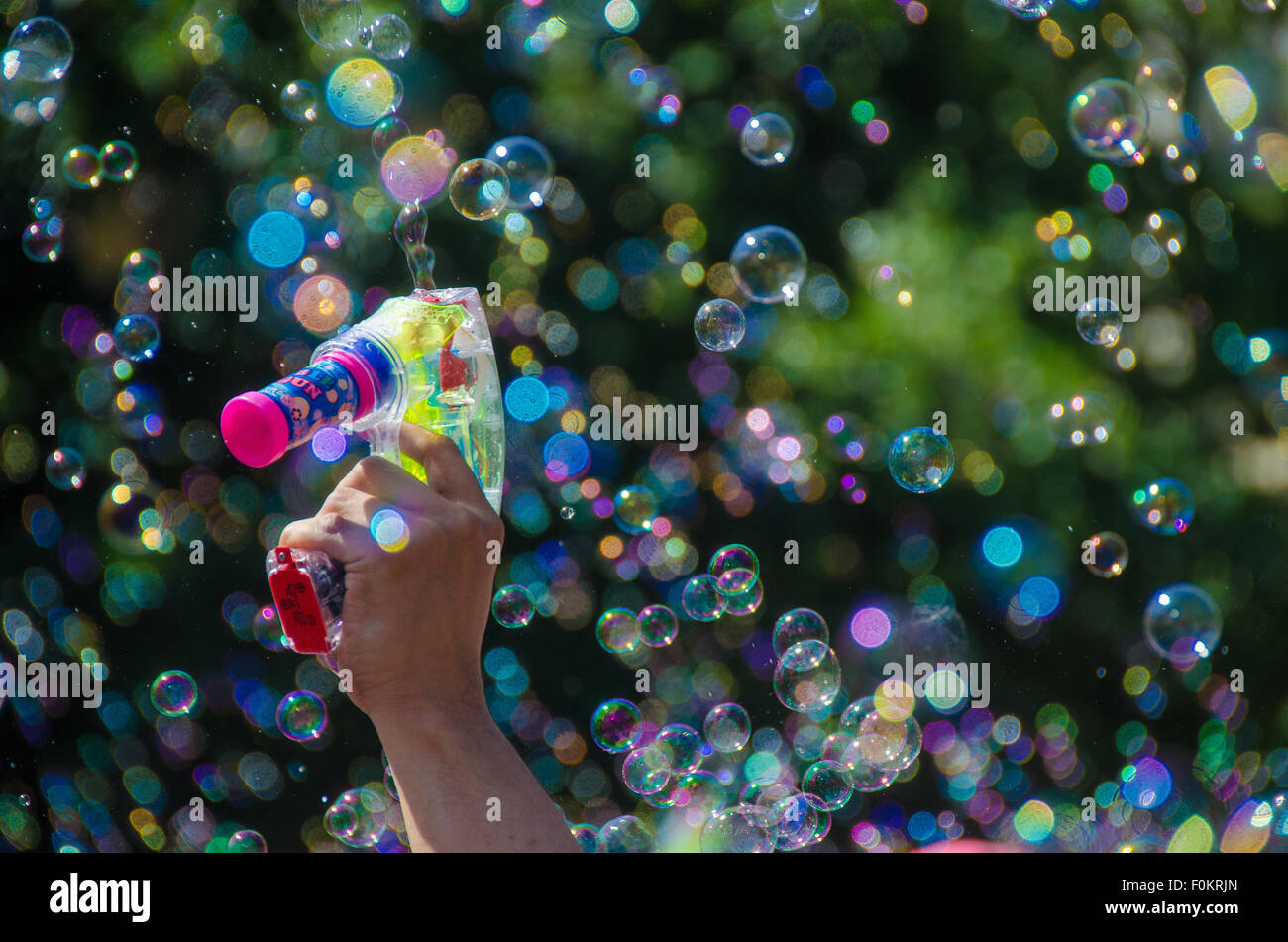 Millionen von Luftblasen schweben durch die Luft an New York Citys jährliche Buble Feuergefecht in Union Square Park. Stockfoto