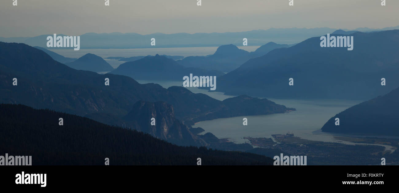 Ein Blick auf Howe Sound und Squamish von Garibaldi Provincial Park. Stockfoto
