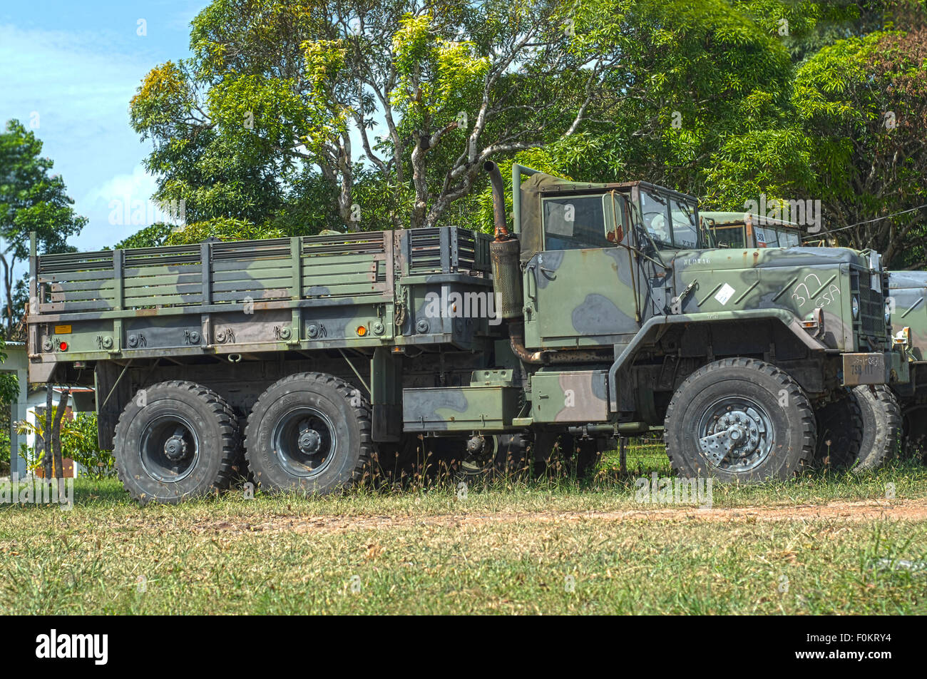 HDR-Bild ein Armee-LKW sitzen auf einem Feld Stockfoto