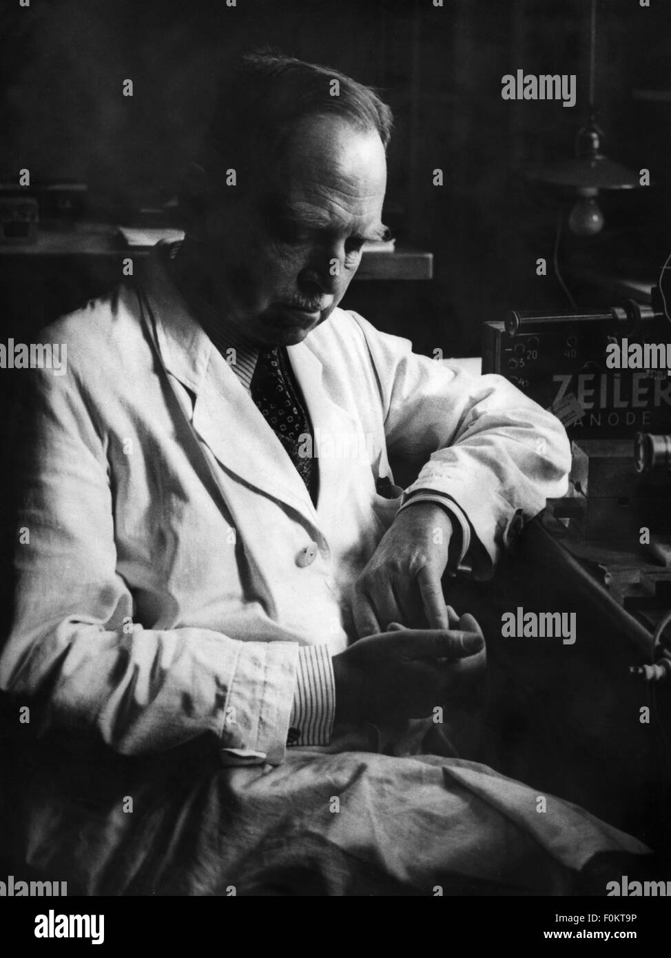 Hahn, Otto, 8.3.1879 - 28.7.1968, deutscher Chemiker, halbe Länge, am Kaiser-Wilhelm-Institut, Berlin, 1930er Jahre, Stockfoto