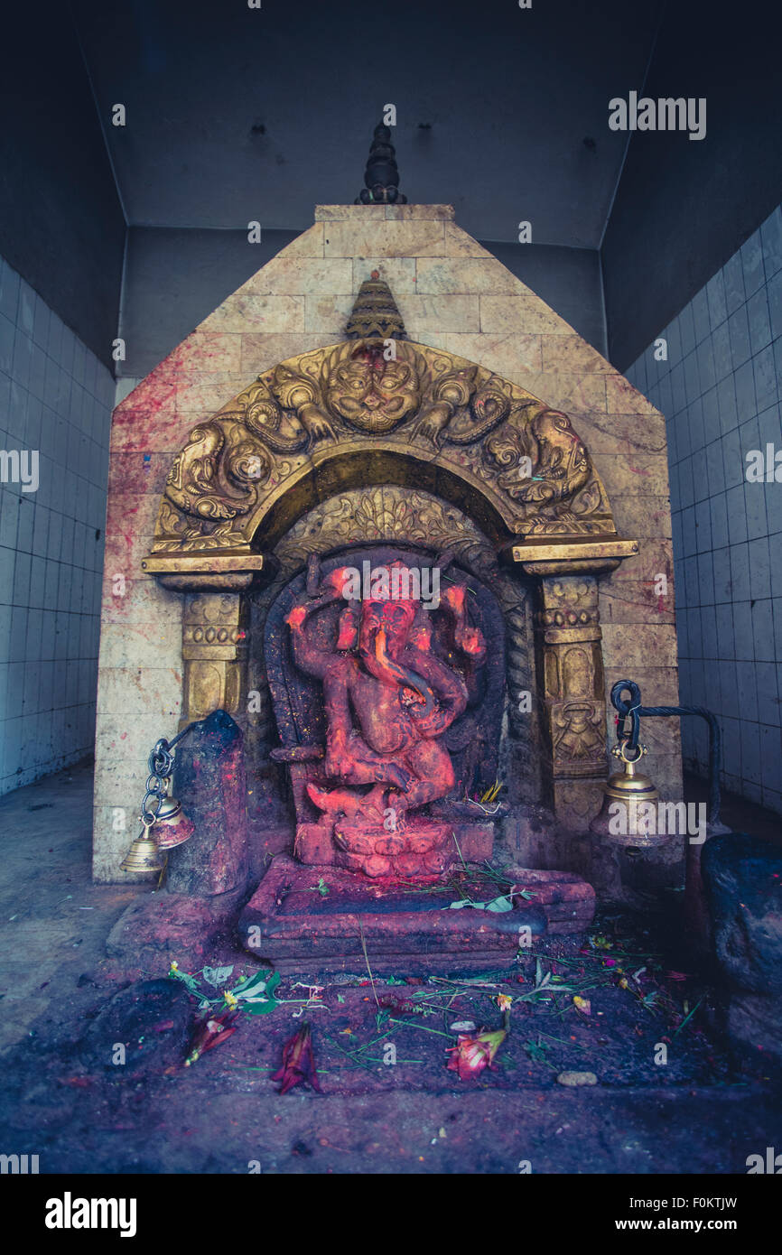 Sehr alte schöne rot/rosa Ganesh in einem kleinen Tempel in Bhaktapur, Nepal, 24. April 2013. Stockfoto