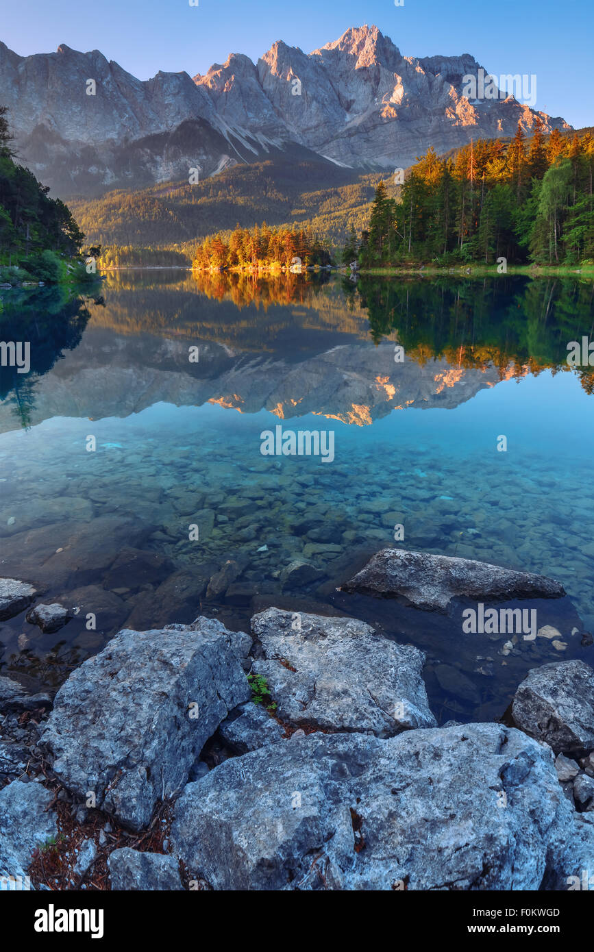 Fantastischen Sonnenuntergang am Berg See Eibsee, befindet sich in Bayern, Deutschland. Dramatische ungewöhnliche Szene. Alpen, Europa. Stockfoto