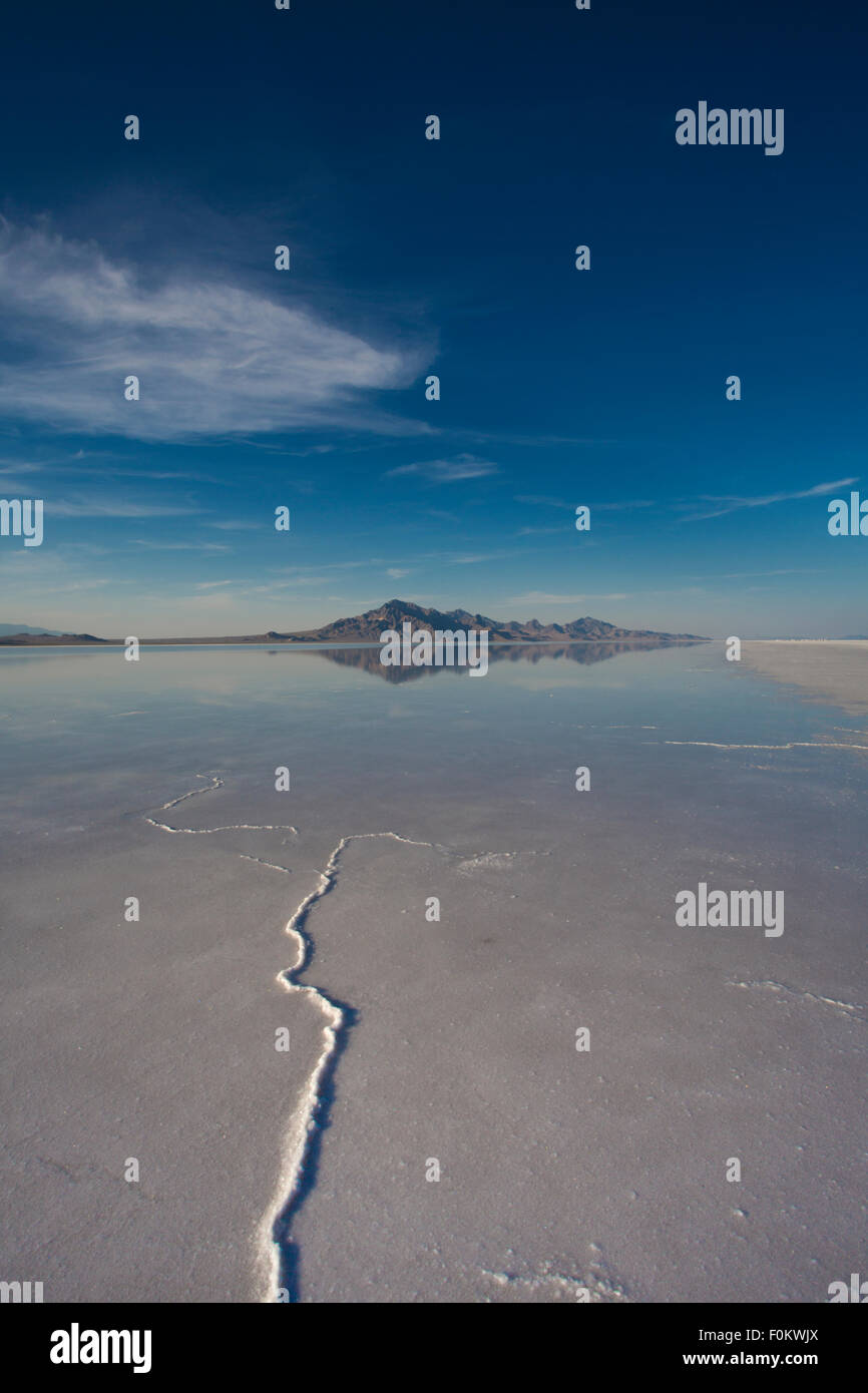 Bonneville Salt Flats International Speedway. Mystische Reflexion der Wüstenberge im Sonnenuntergang Wasser Stockfoto