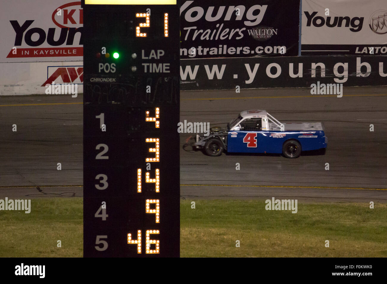 Nicht identifizierte Gewinner fahren die blaue Nummer 4 Stock-Car während eines Rennwagens. Vereinigte Staaten, 2013. Stockfoto