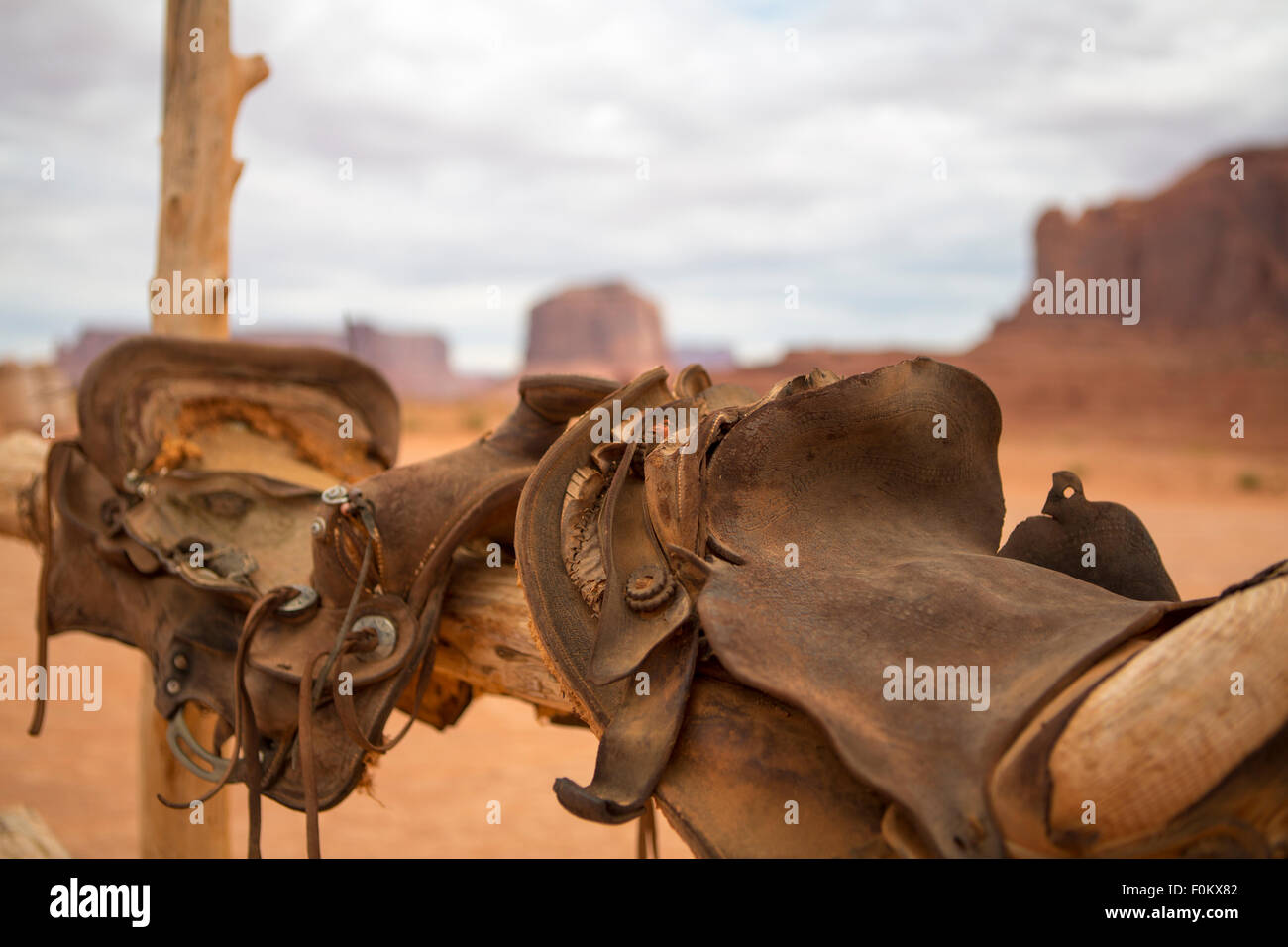 Sattel und roten Felsen im Monument Valley. Horizontale Farbfoto Stockfoto