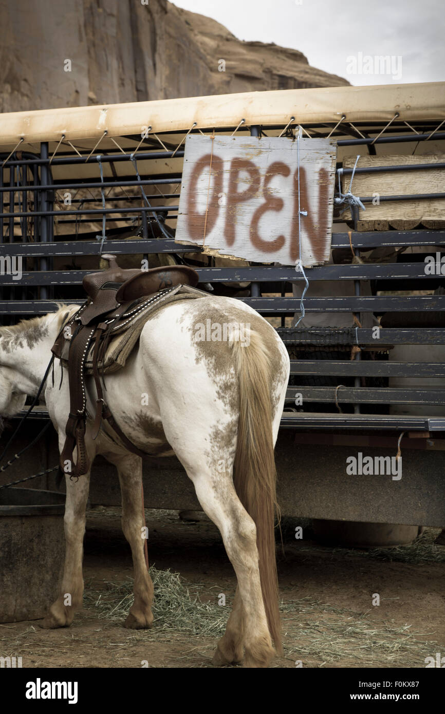 Pferd und ein Schild "geöffnet" in Monument Valley, Utah. Foto im alten Stil Stockfoto