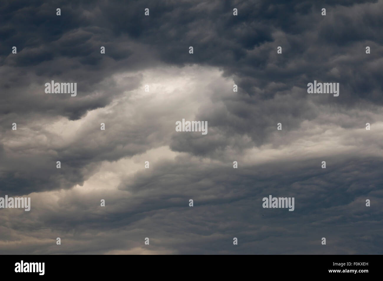 Bizarre dunkle Wolken vor dem Sturm Stockfoto