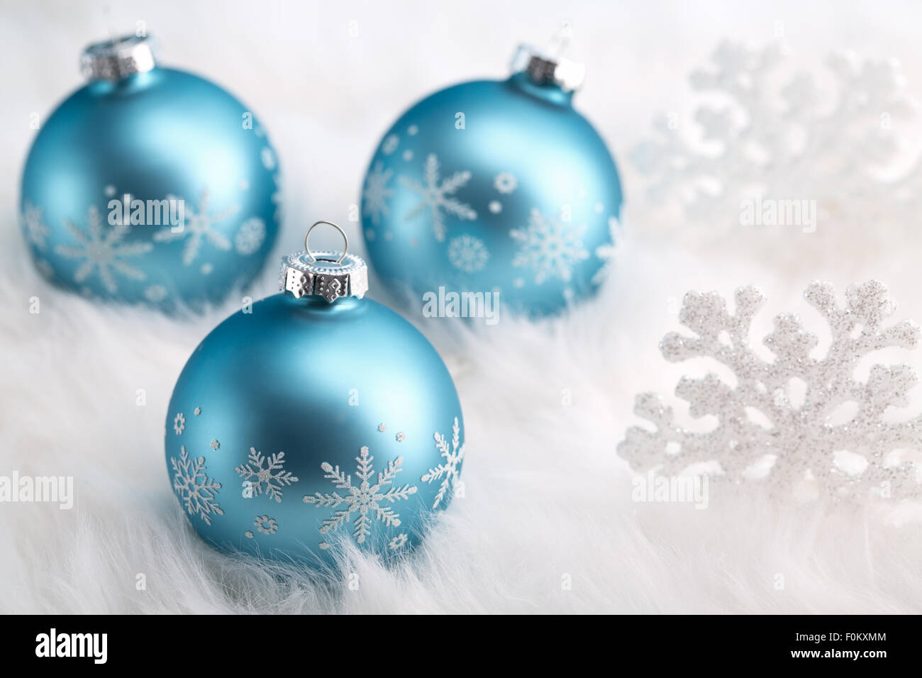 Weihnachtskugeln und Schneeflocken Stockfoto