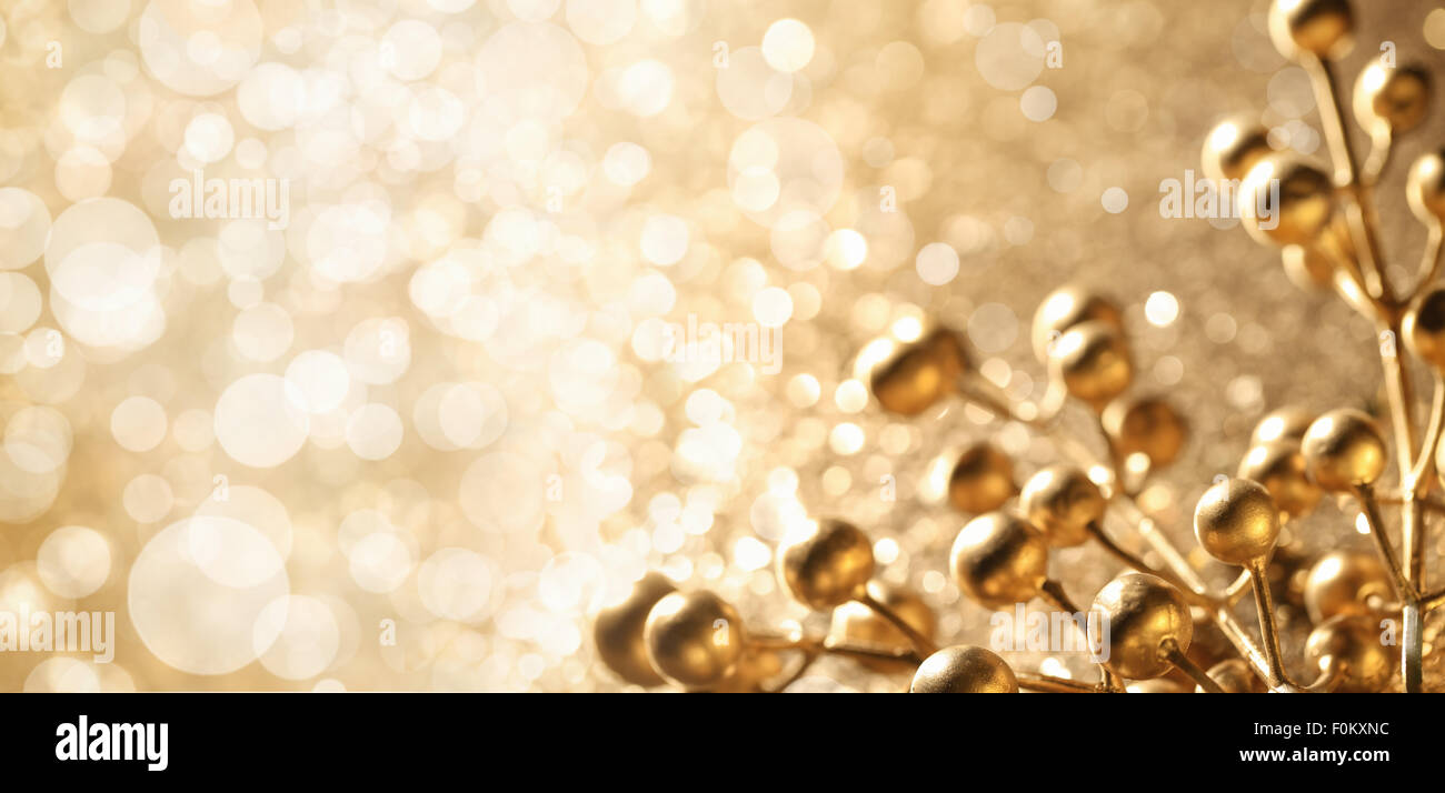 Weihnachten-Zweig auf Hintergrund der defokussierten goldenen Lichter. Stockfoto