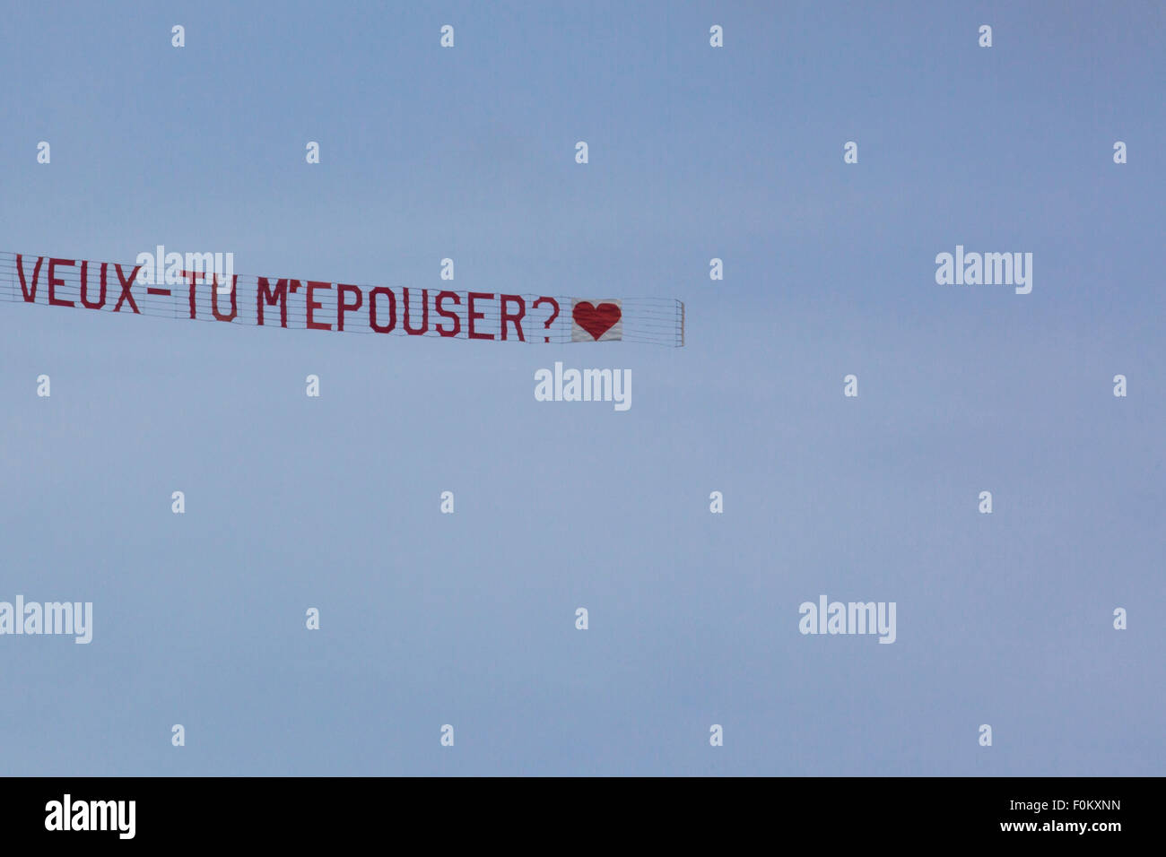 Nachricht in den Himmel in französischer Sprache. Möchten Sie mich heiraten? Stockfoto